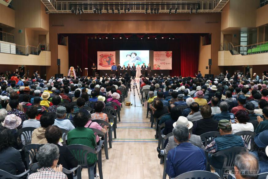 (가)가평군, ‘제53회 어버이날’ 기념식 성황리 개최2.jpg